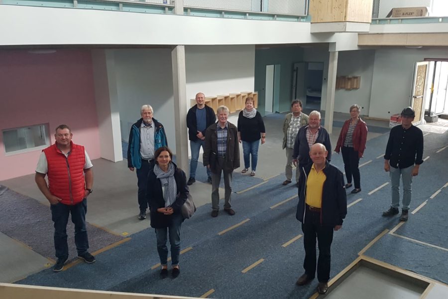 Die Mehrheitsgruppe im Rat der Samtgemeinde Esens aus SPD, Bündnis 90/ Die Grünen, Bürgerwille und Neue Liste besuchte den neuen Kindergarten „ Bärenhöhle „ im Schulzentrum Esens.
